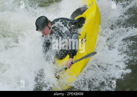 Kajakfahrer Matthias Schneider aus Heidesheim in Rheinland-Pfalz nutzt das  warme Wetter am Samstag, 23. Oktober 2004, und spielt mit seinem Rodeo-Boot  in einer Welle an einem Auslauf des Rheins in einem Altarm