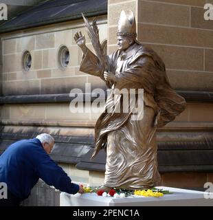 A solid bronze statue of Pope John Paul II is gifted to St Mary’s Cathedral by Catholics in Italy in time for World Youth Day 2008.  During his life, Pope John Paul II visited Australia twice.  Sydney will host the 23rd World Youth Day from July 15-21, 2008. It marks the first visit to Australia of the current head of the Catholic faith, Pope Benedict XVI.   St Mary's Cathedral is a key venue for World Youth Day events and its presbytery will accommodate Pope Benedict XVI during his stay in Sydney.  Sydney, Australia. 05.07.08. Stock Photo