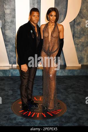 BEVERLY HILLS, CALIFORNIA - MARCH 12: (L-R) Russell Wilson and Ciara attend the 2023 Vanity Fair Oscar Party hosted by Radhika Jones at Wallis Annenbe Stock Photo