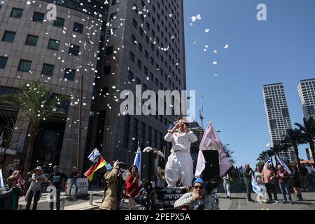 Tel Aviv, Israel. 16th Mar, 2023. Israeli protesters take part in an anti-government protest in Tel Aviv. Credit: Ilia Yefimovich/dpa/Alamy Live News Stock Photo