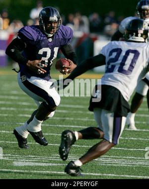 Baltimore Ravens saftey Ed Reed runs in a drill during the fourth day of  football training camp in Westminster, Md., Tuesday Aug. 1, 2006.(AP  Photo/Chris Gardner Stock Photo - Alamy