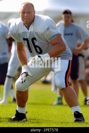 Chicago Bears offensive linemen Ruben Brown and John Tait set to News  Photo - Getty Images