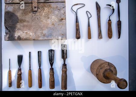 16 March 2023, Mecklenburg-Western Pomerania, Güstrow: Tools of the sculptor Barlach lie in the newly designed permanent exhibition of the Ernst Barlach Museum in the former studio house. After several months of closure and renovation work, the permanent exhibition on the life and work of Ernst Barlach will be reopened during a festive weekend. Photo: Jens Büttner/dpa Stock Photo