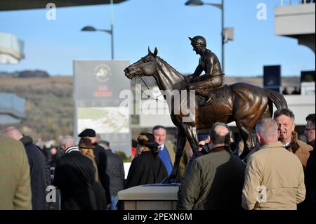 Danr Run statue   Racing at Cheltenham Racecourse on Day 1 of The Festival, the celebration of National Hunt horse racing culminating in the Cheltenha Stock Photo