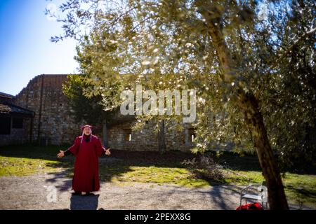 An actor dressed as Dante Aligheri recites The Divine Comedy in San Gimignano in Tuscany, Italy Stock Photo