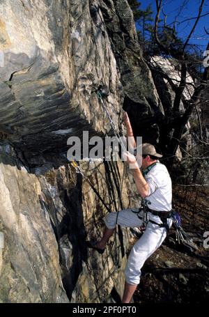 OutdoorSport4/121801 -- Scott Smith takes a forty foot fall to the ground on the route know as '3-D', at Crescent Rock, West Virginia. Smith was unhur Stock Photo