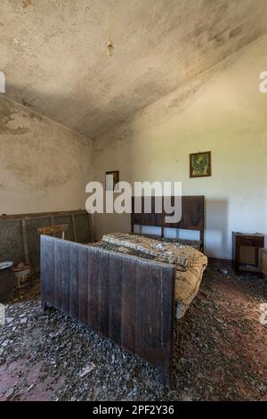 Tuscany, Italy - May 20 2022: Scenes from an abandoned house left to go to rack and ruin in Tuscany, Italy Stock Photo