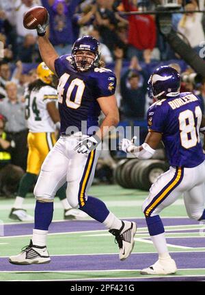 Minnesota Vikings Jim Kleinsasser (40) warms up prior to a game