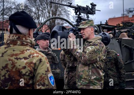 Bemowo Piskie, Poland. 14th Mar, 2023. U.S. Army Maj. Gen. David Hodne, right, commanding general of the 4th Infantry Division shoulders a Javelin shoulder-fired anti-tank missile at the static display during the eFP Battle Group circulation at Bemowo Piskie, Poland, March 14, 2023. The 4th Inf. Div.s mission in Europe is to engage in multinational training and exercises across the continent, working alongside NATO allies and regional security partners to provide combat-credible forces to V Corps, Americas forward deployed corps in Europe. (Credit Image: © U.S. Army/ZUMA Press Wire Service/Z Stock Photo