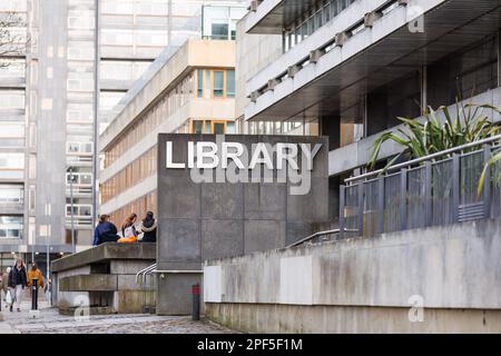Students walking past the Main Library of the University of Edinburgh in George Square. Stock Photo