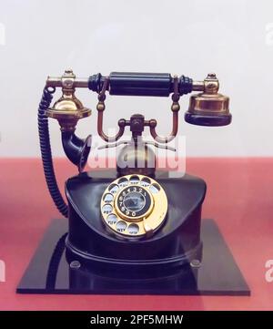 Vintage bakelite rotary dial table-top telephone 1920 Stock Photo