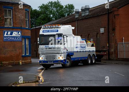 DAF eight-wheeled wrecking truck towing a broken down van in Sheffield's Neepsend Stock Photo