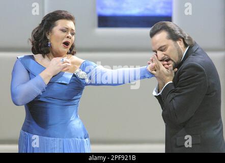 Giuseppe Sabbatini als Fernand, Violeta Urmana als Leonor de Guzman , von rechts, proben am Mittwoch, dem 12. Feb. 2003 die Gaetano Donizetti Oper in vier Akten 'La Favorite' in der Staatsoper in Wien. Premiere in der Inszenierung von John Dew mit Dirigent Fabio Luisi ist am 17. Feb. (AP Photo/Stephan Trierenberg)