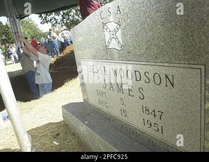 jesse james outlaw grave