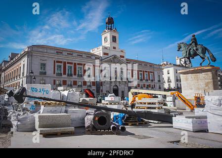 Madrid, Spain. 16th Mar, 2023. A fallen lamppost among bags of rubble, The equestrian statue of Carlos III, and the building of the presidency of the community of Madrid. The works that are being carried out in Madrid's Puerta del Sol and that began in January 2022 are expected to be finished by the end of March. Credit: SOPA Images Limited/Alamy Live News Stock Photo