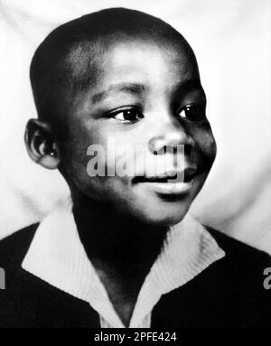 1935 , USA : The afro-american politician and leader for the civil rights movement MARTIN LUTHER KING Jr ( 1929 - 1968 ) when was a boy aged 6 . Unknown photographer . - HISTORY - FOTO STORICHE - Movimento diritti civili  - AFRO-AMERICANI - Afro Americani - PROGRESSISTA - Progressist - Impegno POLITICO - DIRITTI CIVILI - ANTISEGREGAZIONISTA - anti segregazionista - segregazionismo - POLITIC - POLITICA - PASTORE PROTESTANTE - CHILD - CHILDREN - BAMBINO - BAMBINI - INFANZIA - CHILDHOOD --- Archivio GBB Stock Photo