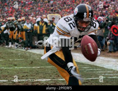 https://l450v.alamy.com/450v/2pferf5/pittsburgh-steelers-wide-receiver-yancey-thigpen-drops-a-pass-in-the-end-zone-in-the-final-seconds-of-sundays-dec-24-1995-game-ending-the-steeler-comeback-and-giving-the-packers-a-24-19-win-with-the-victor-the-packers-won-the-central-division-for-the-first-time-since-1972-ap-photothe-post-crescent-steve-apps-2pferf5.jpg