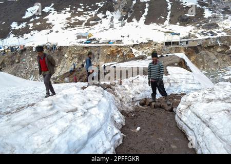 Rudarprayag, Uttarakhand, India, May 18 2014, Laborer reopening Kedarnath trek locked by snowfall. Kedarnath is ancient and magnificent temple is loca Stock Photo