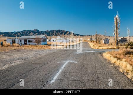 Cottages in Rachel, Groom Range in distance, Extraterrestrial Highway NV-375, Sand Spring Valley, Great Basin, Nevada, USA Stock Photo