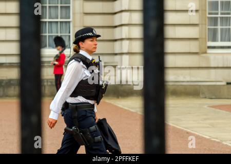 London, United Kingdom - May 21, 2018 : View of a female police officer in front of the Buckingham Palace in London UK Stock Photo