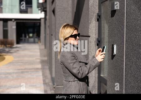 panic button on mobile phones