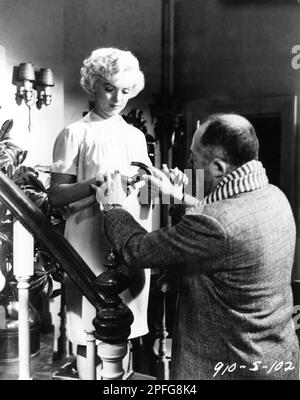 MARILYN MONROE and Director BILLY WILDER on set candid during filming of THE SEVEN YEAR ITCH 1955 director BILLY WILDER screenplay Billy Wilder and George Axelrod Charles K. Feldman Group / Twentieth Century Fox Stock Photo