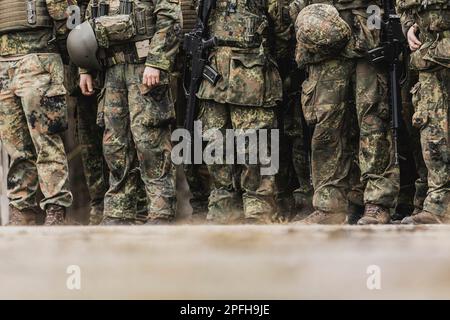 Grinding Angle, Deutschland. 16th Mar, 2023. Soldiers, photographed as part of a skills show at the Bundeswehr military base in Mahlwinkel, March 16, 2023. Credit: dpa/Alamy Live News Stock Photo