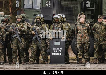 Grinding Angle, Deutschland. 16th Mar, 2023. Feldjaeger soldiers, photographed as part of a capability show at the Bundeswehr military base in Mahlwinkel, March 16, 2023. Credit: dpa/Alamy Live News Stock Photo