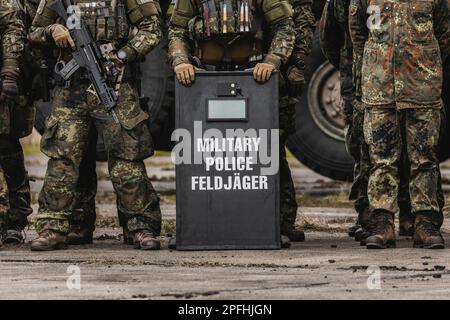 Grinding Angle, Deutschland. 16th Mar, 2023. Feldjaeger soldiers, photographed as part of a capability show at the Bundeswehr armed forces base in Mahlwinkel, March 16, 2023. Credit: dpa/Alamy Live News Stock Photo