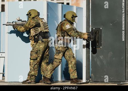 Grinding Angle, Deutschland. 16th Mar, 2023. Feldjaeger soldiers, photographed as part of a capability show at the Bundeswehr military base in Mahlwinkel, March 16, 2023. Recording for editorial use only! Credit: dpa/Alamy Live News Stock Photo