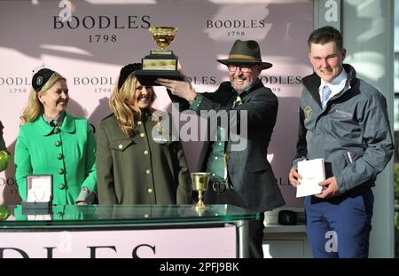 Boodles Cheltenham Gold Cup   Owner Audrey Turley watches as her husband Greg Turley lifts the Gold Cup    Gold Cup winner Galopin Des Champs ridden b Stock Photo