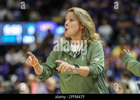 Hawaii head coach Laura Beeman, center, acknowledges Hawaii fans as her ...