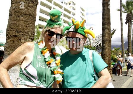 LOS CRISTIANOS, Spain. 17th Mar, 2023. Irish people in the streets during the celebration of St Patrick in South Tenerife. (Credit Image: © Mercedes Menendez/Pacific Press via ZUMA Press Wire) EDITORIAL USAGE ONLY! Not for Commercial USAGE! Credit: ZUMA Press, Inc./Alamy Live News Stock Photo