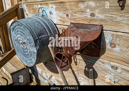 Manual vintage meat grinder and ripe tomatoes on the table. Making homemade  tomato sauce. Use of outdated kitchen utensils Stock Photo - Alamy