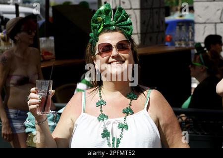Los Cristianos, Spain. 17th Mar, 2023. Irish people in the streets during the celebration of St Patrick in South Tenerife, Spain on March 17, 2023. (Photo by Mercedes Menendez/Pacific Press/Sipa USA) Credit: Sipa USA/Alamy Live News Stock Photo