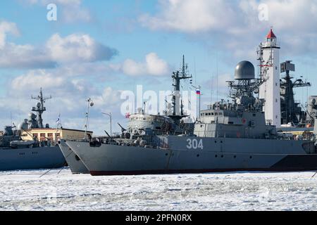 KRONSTADT, RUSSIA - MARCH 13, 2023: Small anti-submarine ship 'Urengoy' in the Middle Harbor on March Day Stock Photo