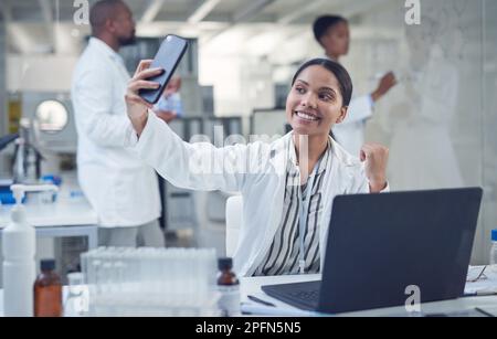 The social media celeb of science. a young scientist taking a selfie while conducting research in a laboratory. Stock Photo