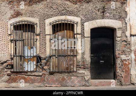 A building with a broken door and a sign that says the word on it, queretaro, mexico Stock Photo