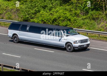 2004 (53) Black White FORD EXCURSION 6800cc Petrol wedding car stretched Limousine; travelling on the M61 motorway, UK Stock Photo