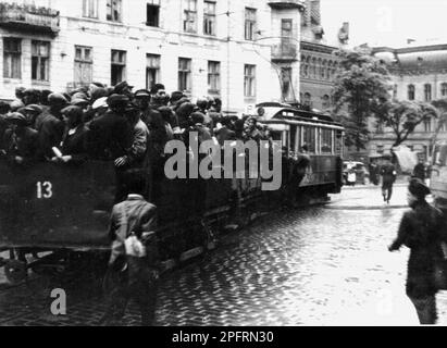 In the early stages of WW2 the Jews in nazi occupied europe were rounded up and forced into crowded ghettoes. When the decision was made to kill them all they were deported to extermination centres to be murdered. This image shows Jews returning to the Warsaw Ghetto packed onto a train after work. Stock Photo
