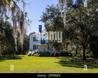 The historic Hopsewee Plantation, located near Myrtle Beach in South Carolina, is a picturesque estate that is framed by majestic trees adorned with S Stock Photo