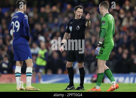 London, UK. 18th Mar, 2023. Jordan Pickford of Everton is spoken to by referee Darren England as Kai Havertz of Chelsea during the Premier League match at Stamford Bridge, London. Picture credit should read: Paul Terry/Sportimage Credit: Sportimage/Alamy Live News Stock Photo