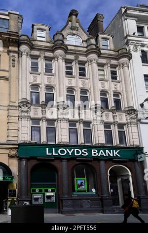 Lloyds Bank frontage, Cardiff Queen Street. March 2023. Stock Photo