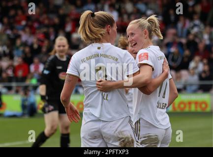 Maximiliane Rall (8 FC Bayern Munich) celebratiing her goal while