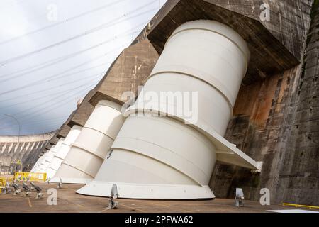 Foz do iguacu, brazil - January 15, 2023: Exterior view of turbines at Itaipu hydroelectric power plant in Foz do iguacu, brazil and Paraguay. Stock Photo