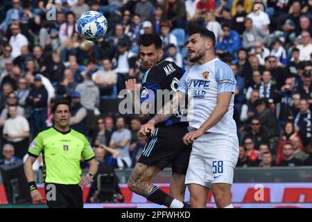 Pisa, Italy. 18th Mar, 2023. Head tackle by Marius Marin (Pisa) and Christian Diego Pastina (Benevento) during AC Pisa vs Benevento Calcio, Italian soccer Serie B match in Pisa, Italy, March 18 2023 Credit: Independent Photo Agency/Alamy Live News Stock Photo