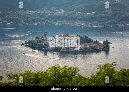 Isola di San Giulio vista dal Sacro Monte di Orta San Giulio a Novara Piemonte Stock Photo