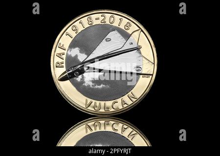 Reverse side of a 2018 £2 coin featuring a Vulcan aircraft. This is part of a set of 5 to commemorate 100 years of the Royal Air Force Stock Photo