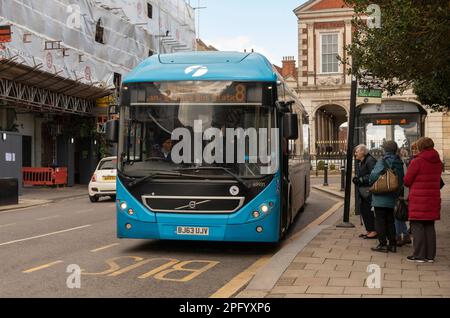 Windsor, Berkshire, England, UK. 2023. Passengers waiting to board a single deck bus to London airport from the town centre. Stock Photo