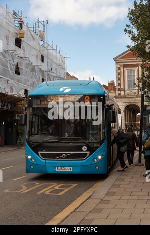 Windsor, Berkshire, England, UK. 2023. Passengers board a single deck bus to London airport from the town centre. Stock Photo